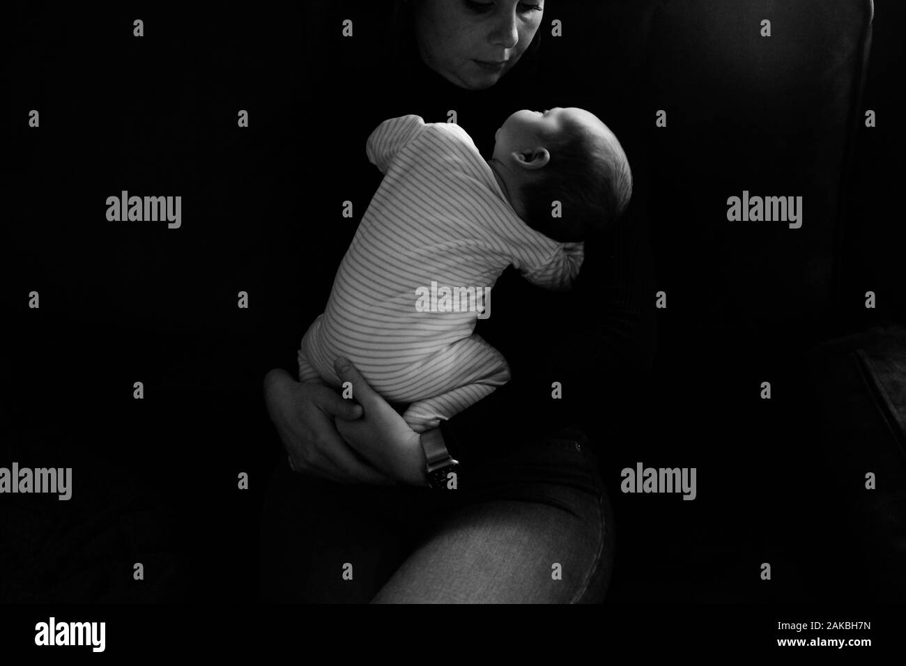 Jeune mère avec son nouveau fils de bébé de 1 mois Banque D'Images