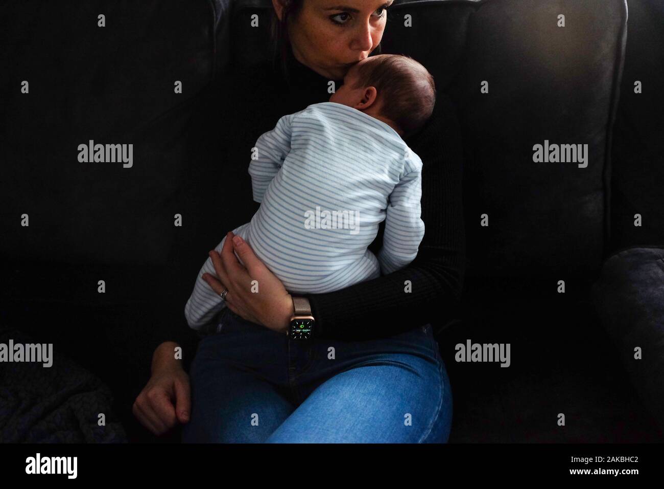 Jeune mère avec son nouveau bébé, fils de 1 mois Photo prise par Simon Dack Banque D'Images