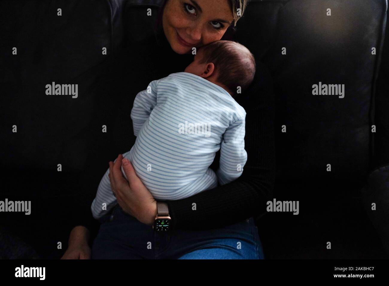 Jeune mère avec son nouveau fils de bébé de 1 mois Banque D'Images