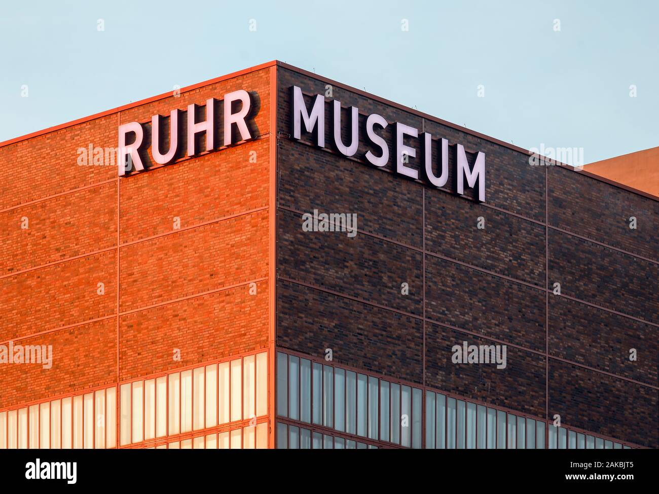 Essen, Ruhr, Rhénanie du Nord-Westphalie, Allemagne - Ruhr Museum de Zeche Zollverein, classé au Patrimoine Mondial de l'UNESCO, Zollverein inscriptions lumineuses sur le fa Banque D'Images