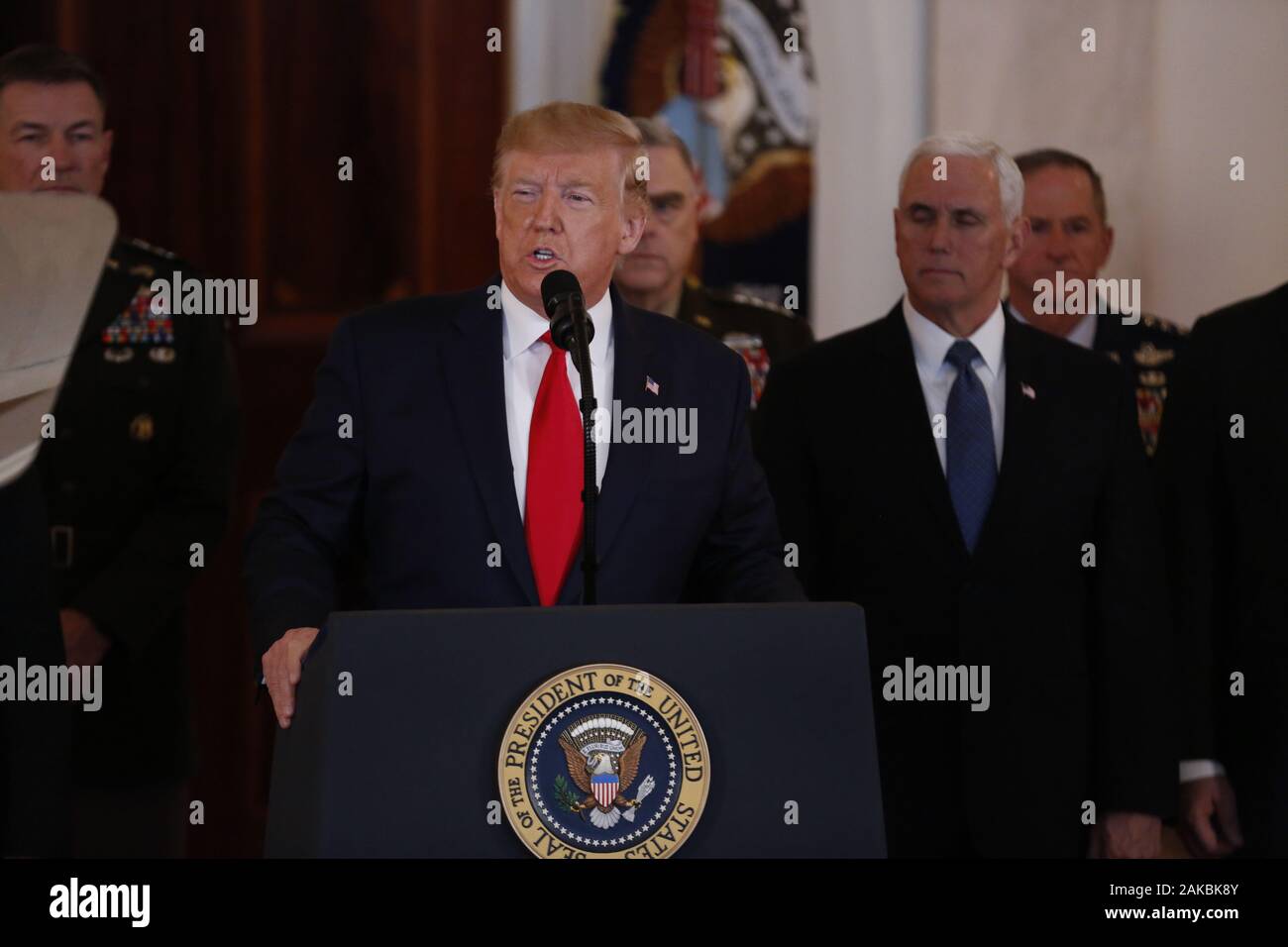 Le Président des Etats-Unis, Donald J. Trump fournit une adresse à la nation concernant l'attaque de missiles par l'Iran sur les forces américaines en Irak depuis le Grand Hall de la Maison Blanche à Washington, DC le mercredi 8 janvier, 2020. Credit : Stefani Reynolds / CNP /MediaPunch Banque D'Images