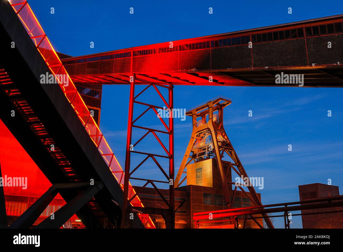 Essen, Ruhr, Rhénanie du Nord-Westphalie, Allemagne - Zeche Zollverein, classé au Patrimoine Mondial de l'UNESCO, Zollverein illuminée en rouge dans le crépuscule du soir. Es Banque D'Images