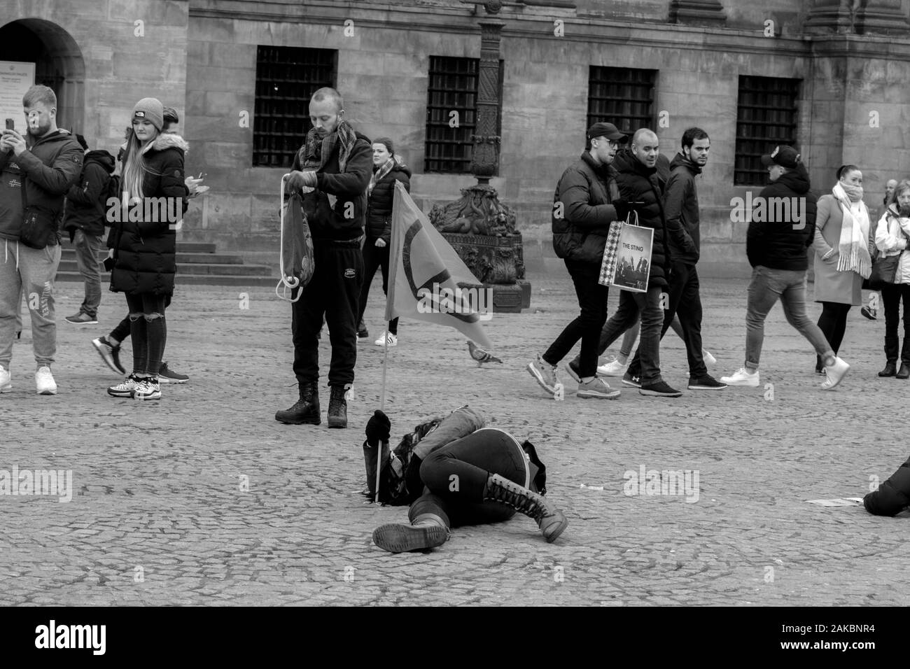 Les manifestants sont morts à l'extinction de la rébellion à la manifestation du Groupe sur le barrage de 6-1-2020 Amsterdam Pays-Bas 2020 en noir et blanc Banque D'Images