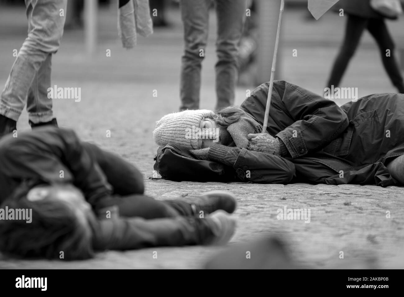 Les manifestants sont morts à l'extinction de la rébellion à la manifestation du Groupe sur le barrage de 6-1-2020 Amsterdam Pays-Bas 2020 en noir et blanc Banque D'Images