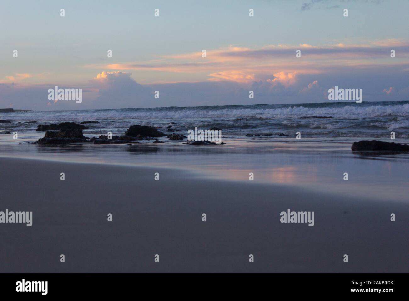 Soleil d'été rose et bleu ciel sur la plage Banque D'Images