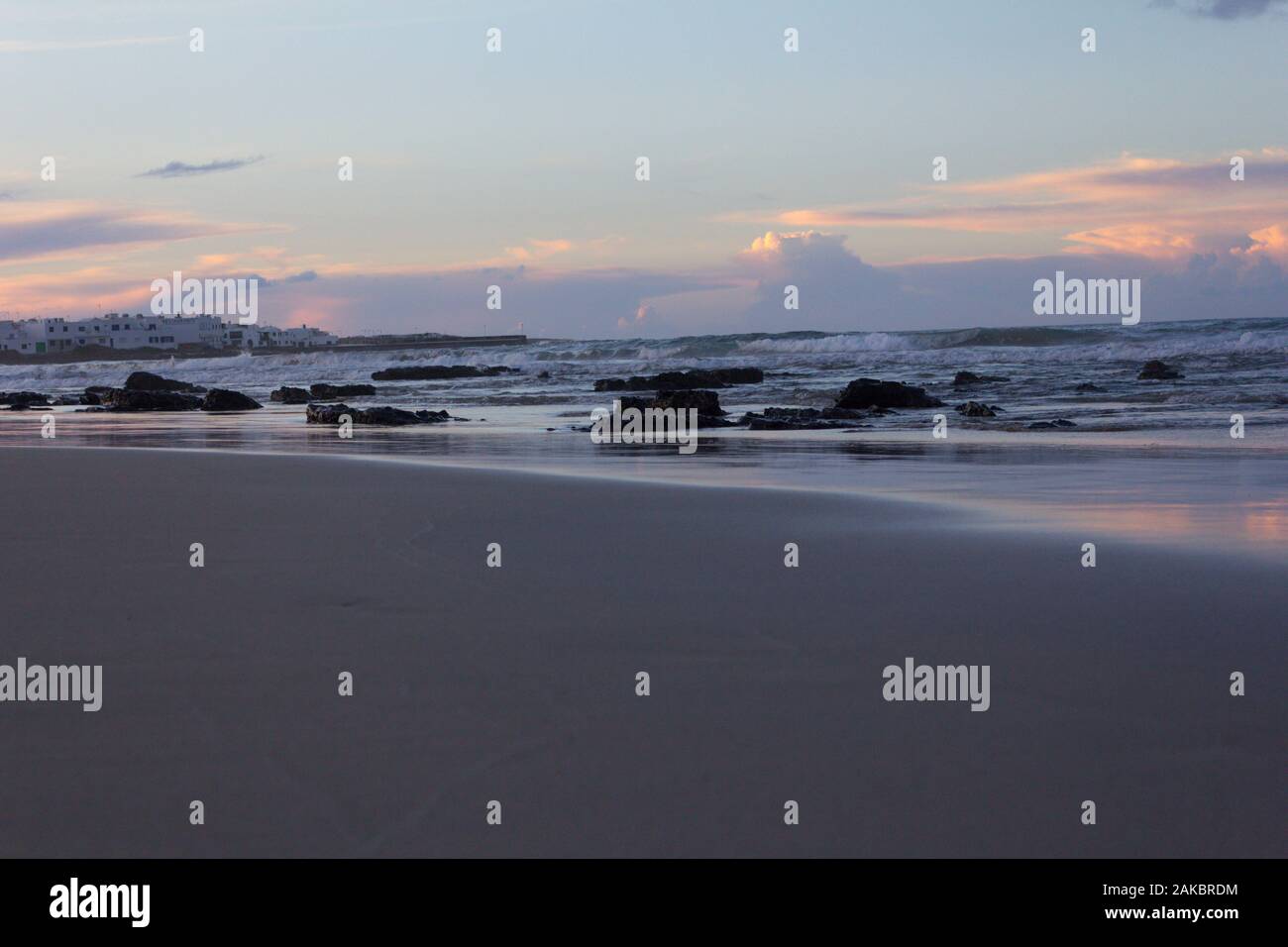 Soleil d'été rose et bleu ciel sur la plage Banque D'Images