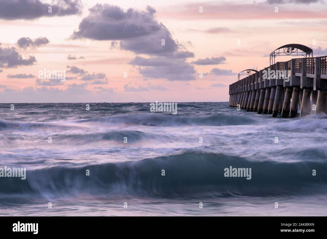 Lever du soleil à la jetée de Lake Worth à Lake Worth, Floride Banque D'Images