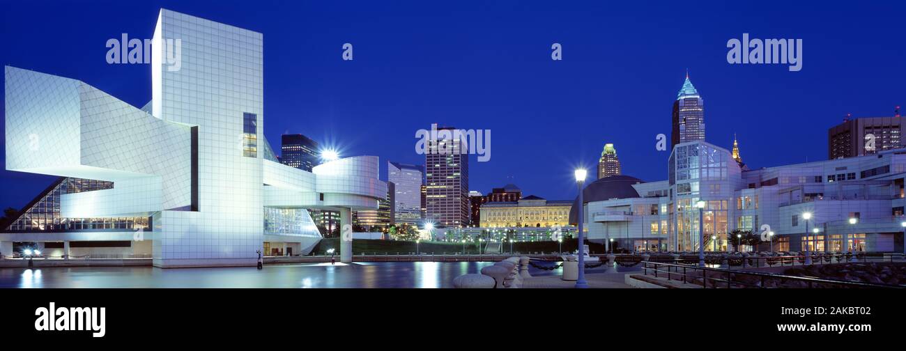 Voir Rock and Roll Hall of Fame la nuit, Cleveland, Ohio, USA Banque D'Images