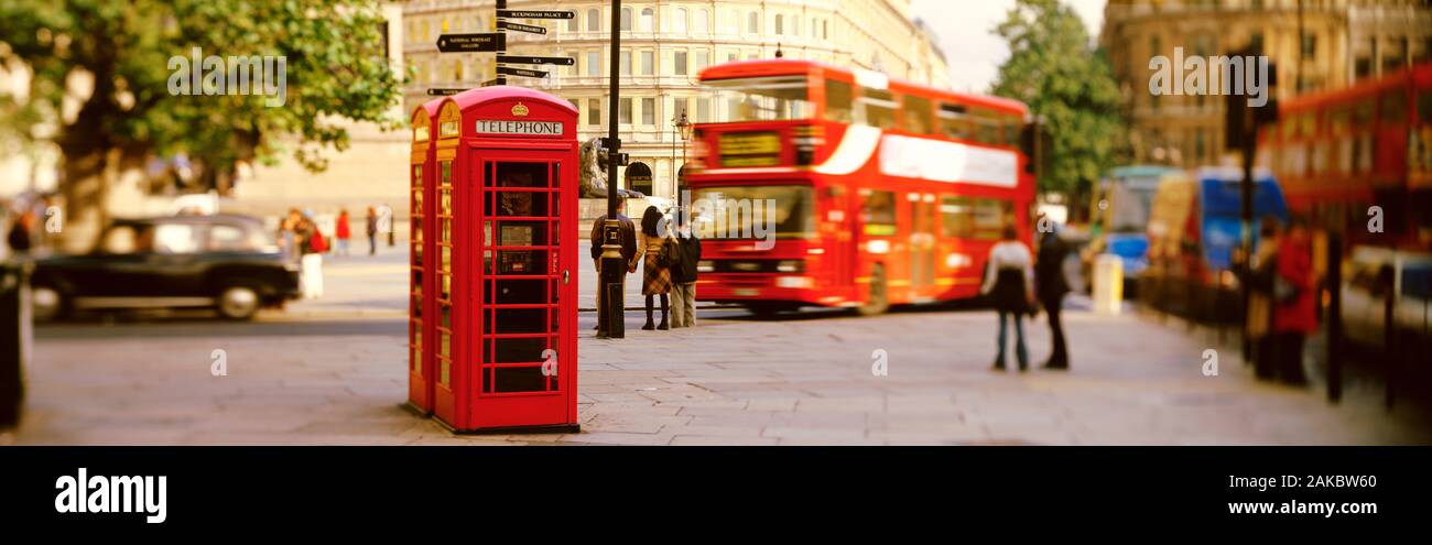 Avis de phone box sur le pavé, Trafalgar Square après-midi, Londres, Angleterre, Royaume-Uni Banque D'Images