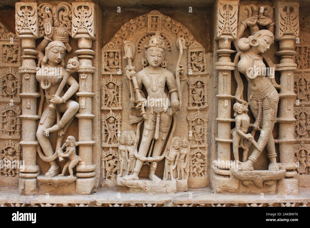 Sculpture de jeunes femmes célestes (connu comme apsarā surasundarī nāyikā), ou à Rani ki Vav Cage, Gujarat, Inde Banque D'Images