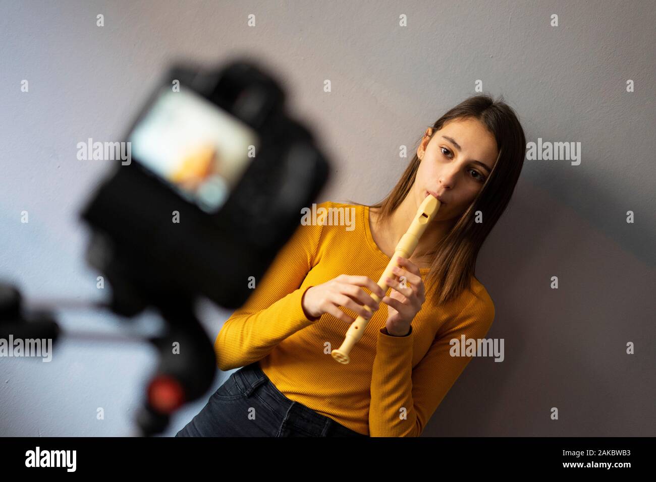 Flûtiste femme faire une vidéo pour sa musique vlog. Concept d'influence de la musique. Banque D'Images