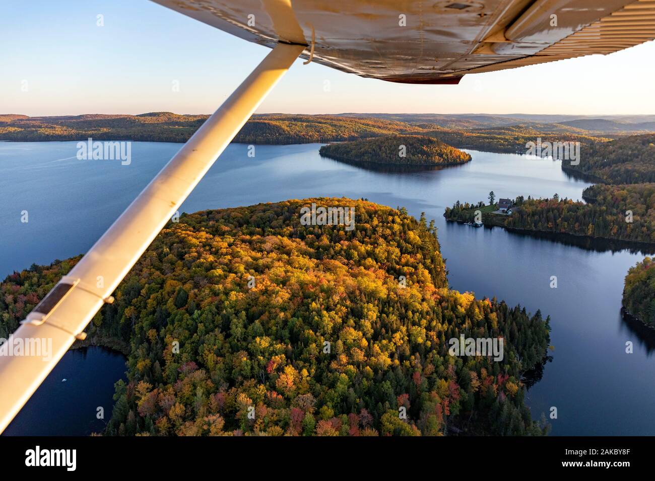 Canada, Province de Québec, région de la Mauricie, avec vol Hydravion Aventure société dans la période d'été indien, Cessna 206 sur la forêt boréale (vue aérienne) Banque D'Images