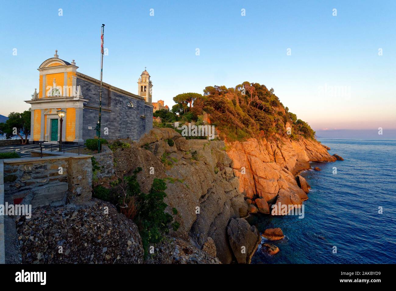 L'Italie, Ligurie, Riviera ligure, parc naturel de Portofino, village de Portofino, San Giorgio église et Château Brown dans l'arrière-plan Banque D'Images