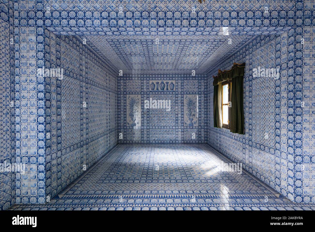 France, Yvelines (78), Montfort-l'Amaury, Groussay château, intérieur de la tente tartare tapissés de carreaux en faïence de Delft Banque D'Images