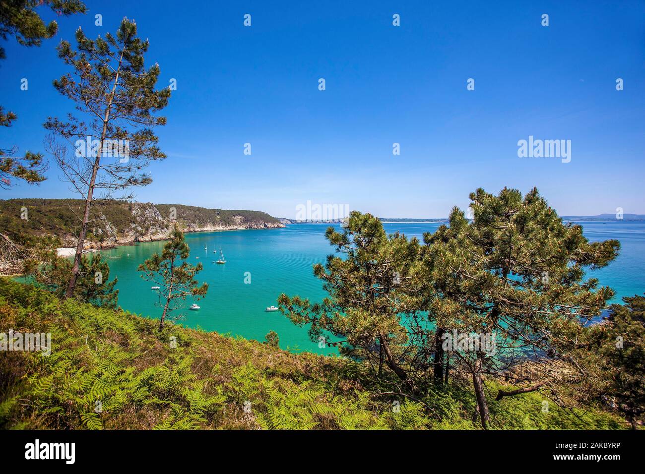 La France, Finistère, presqu'île de Crozon, La Grande Roche et Morgat Point à partir de la calanque de l'Île Vierge à saint Hernot Banque D'Images