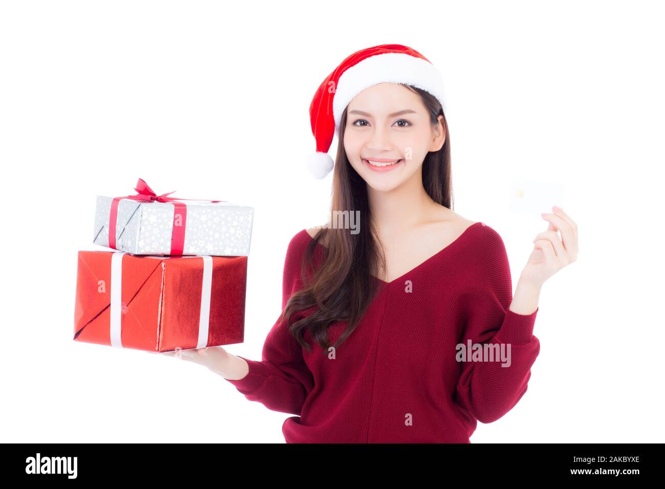 Happy asian woman holding gift box avec le sourire de noël et une carte de crédit, présent fille avec célébration noël une maison de vacances, Girl with acheteur isolé sur Banque D'Images
