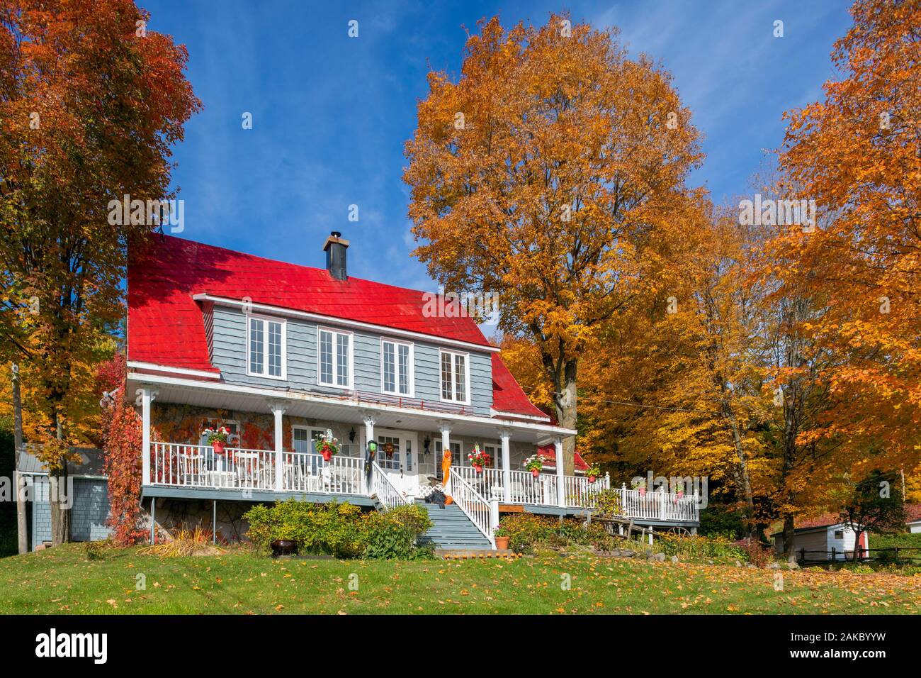 Canada, province de Québec, le Chemin du Roy, entre Québec et Montréal dans le soleil de l'été indien, Cap Santé, maison traditionnelle avec toit rouge Banque D'Images