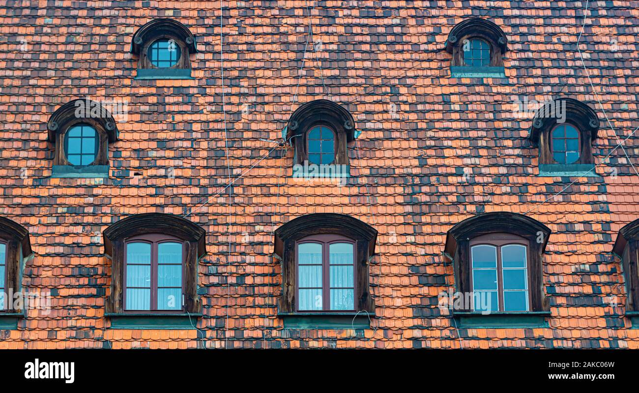 Chambre carrelée avec fenêtre de toit à Wroclaw, Pologne. L'architecture de la vieille ville de l'Europe. Banque D'Images