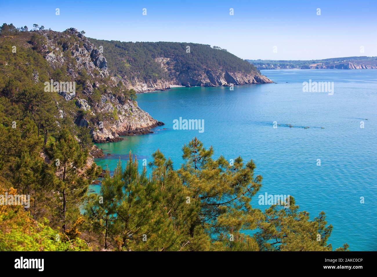 La France, Finistère, l'île de Crozon, La Grande Roche et Morgat Point à partir de la calanque de l'Île Vierge à saint Hernot Banque D'Images