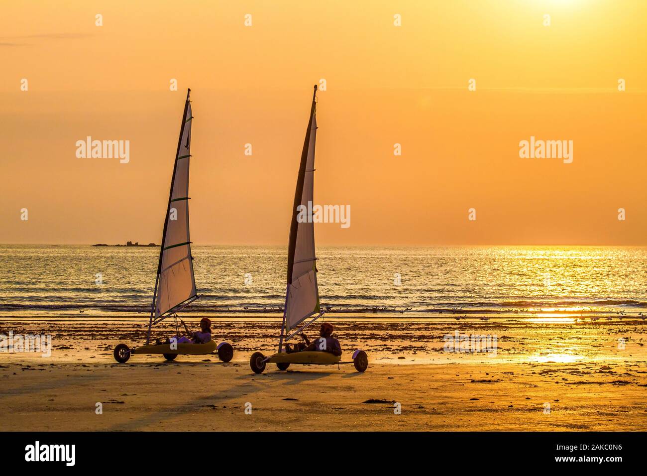 Char à voile au coucher du soleil Banque de photographies et d'images à  haute résolution - Alamy