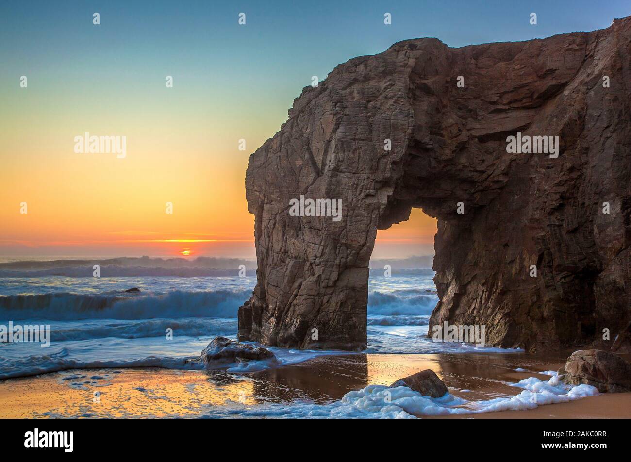 France, Morbihan, presqu'île de Quiberon, côte sauvage, coucher de soleil sur l'arc de Porz Guen, pendant les marées hautes de Février Banque D'Images