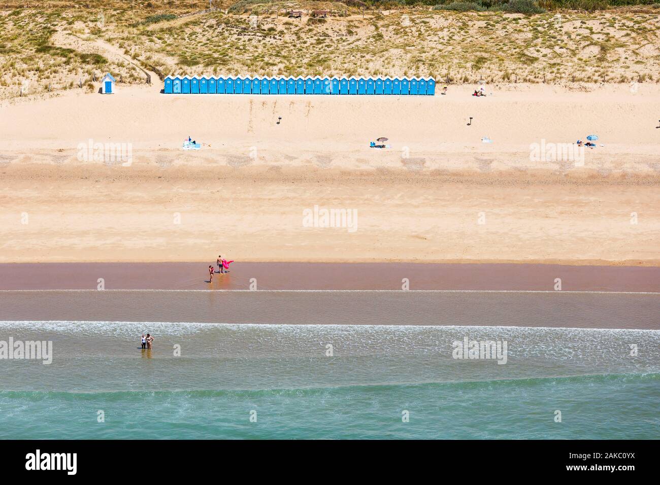 France, Vendée, Saint Gilles Croix de Vie, cabines de plage sur la Grande Plage (vue aérienne) Banque D'Images