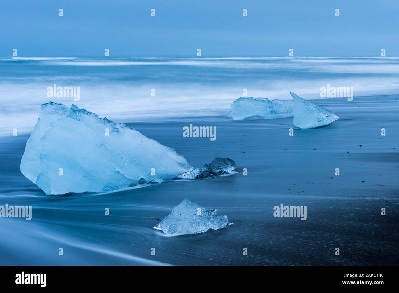 L'Islande, Région de l'Austurland, Breidhamerkursandur, iceberg échoué sur une plage volcanique à côté de la Lagune glaciaire du Jökulsárlón Banque D'Images