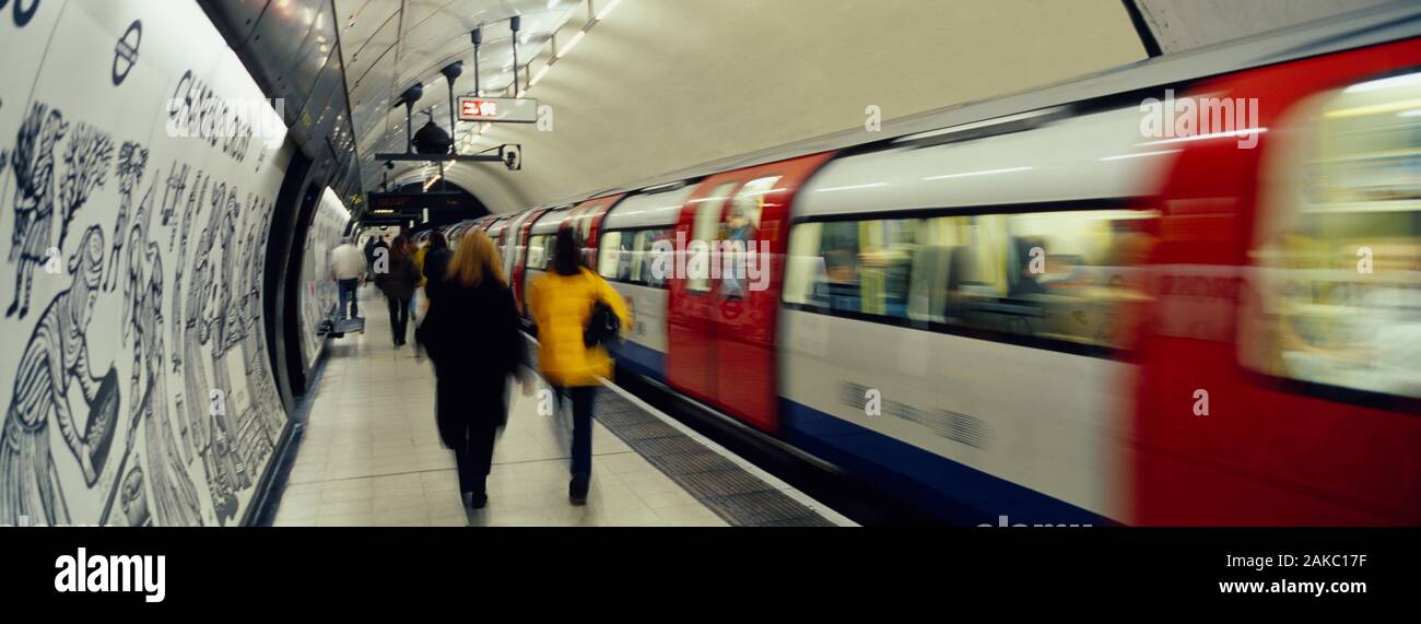 Déménagement rame de métro dans une station de métro, Londres, Angleterre Banque D'Images
