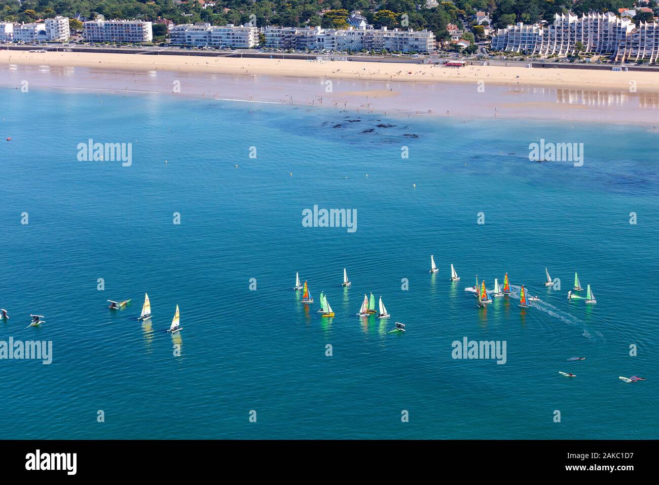 France, Loire Atlantique, La Baule, école de voile et la plage (vue aérienne) Banque D'Images