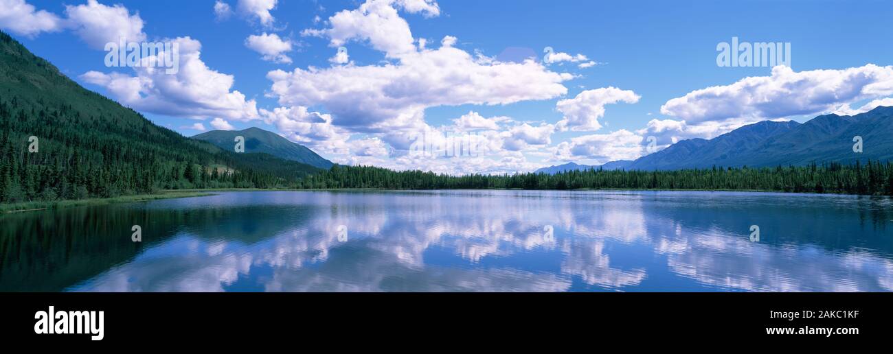 Paysage avec des nuages se reflétant dans la Lake, Yukon, Canada Banque D'Images