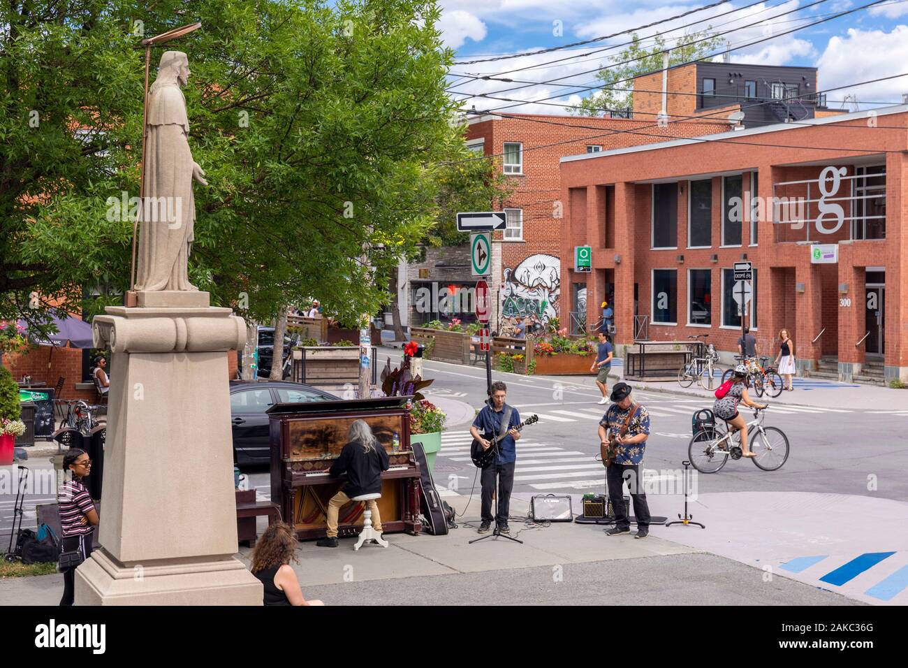 Canada, Province de Québec, Montréal, Villeray-Saint-de-bourg, quartier Villeray, rue de Castelnau, le parvis de l'église Sainte-Cécile, concert en plein air gratuit Banque D'Images