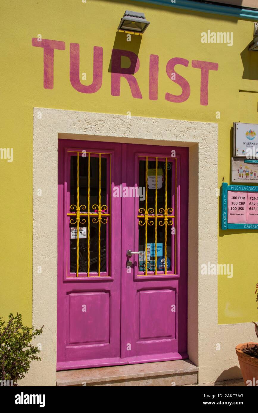 La Croatie, comté de Primorje-Gorski Kotar, la baie de Kvarner, Losinj Island, dans le village de Veli le coloré porte de l'office de tourisme Banque D'Images