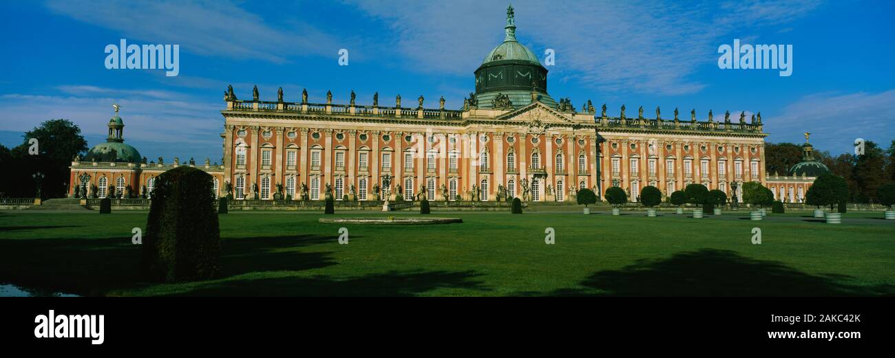 Façade d'un palais, Palais de Sanssouci, Potsdam, Brandebourg, Allemagne Banque D'Images