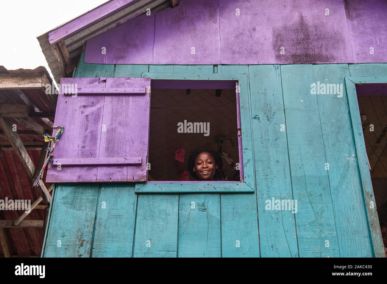 Le Bénin, ville au bord du lac de Ganvié, femme à la fenêtre Banque D'Images