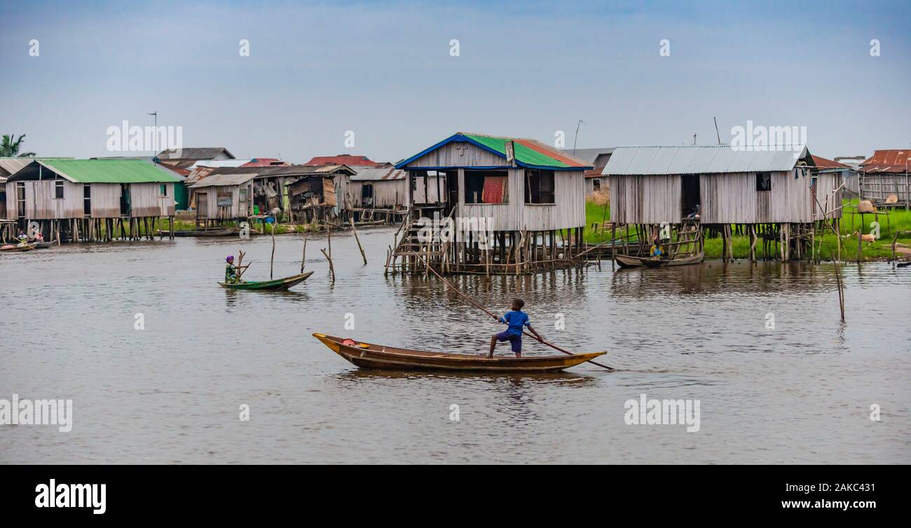 Le Bénin, ville au bord du lac de Ganvié, habitants du centre-ville en bateau Banque D'Images