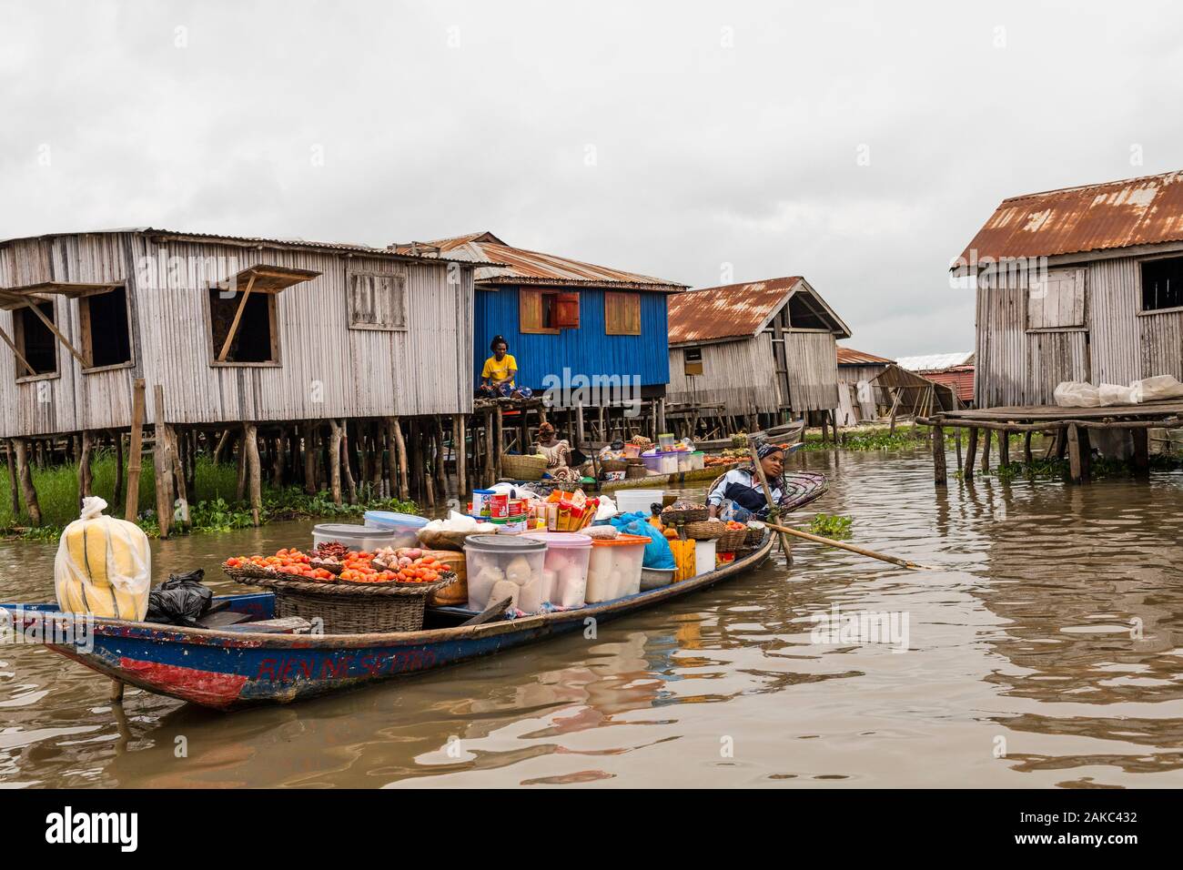 Le Bénin, ville au bord du lac de Ganvié, goint vendeuse au marché Banque D'Images