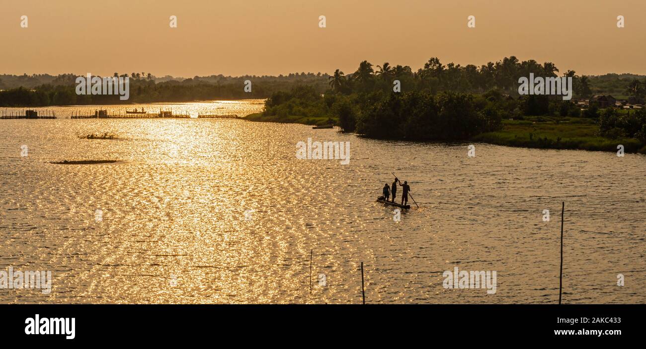 Le Bénin, ville au bord du lac de Ganvié, les pêcheurs en pirogue Banque D'Images