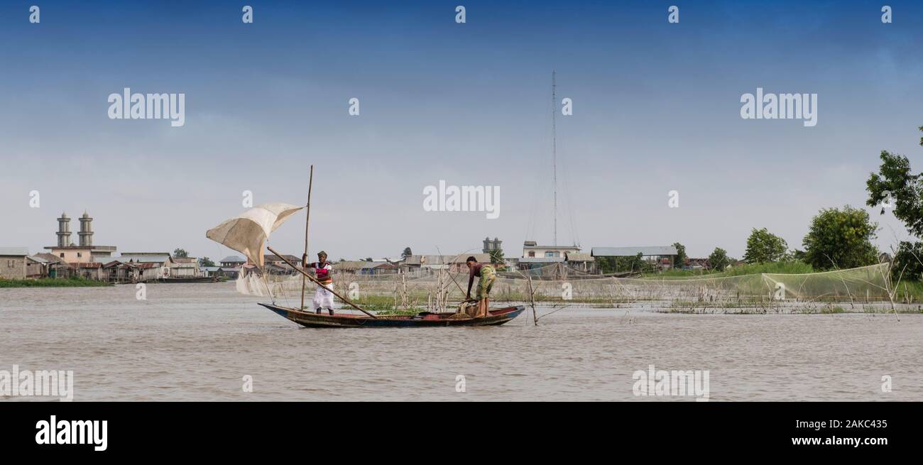 Le Bénin, ville au bord du lac de Ganvié, pirogues à voile fait main Banque D'Images