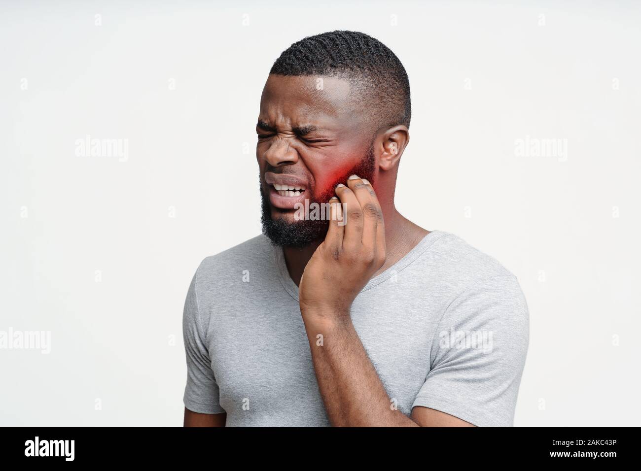 Jeune homme noir ayant problème de dents de sagesse, souffrant d'un mal de dents Banque D'Images