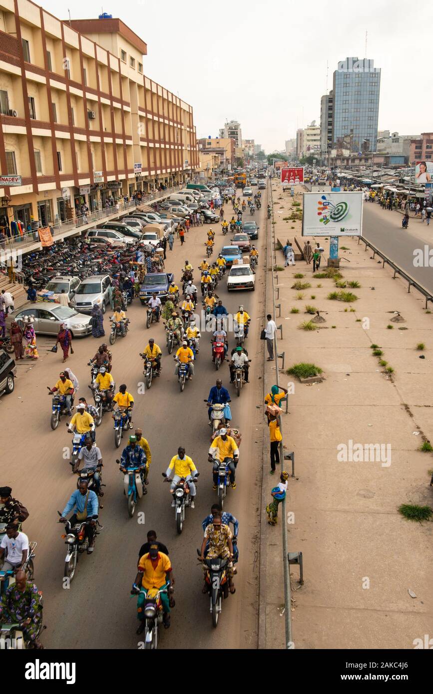 Bénin, Cotonou, le centre-ville et ses taxis motos appelés Zems Banque D'Images