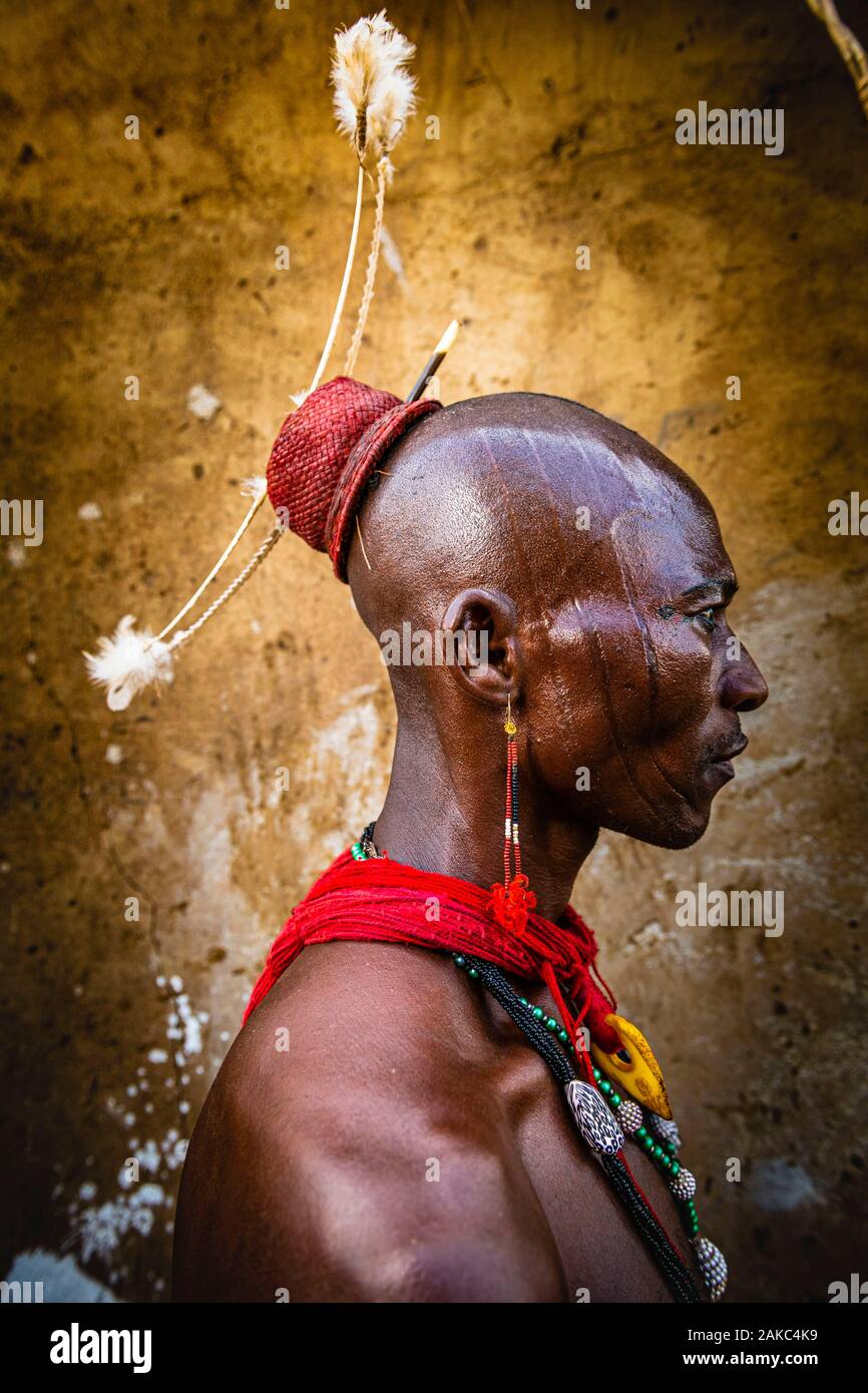 Le Bénin, département de la Donga, Taneka warrior portant les vêtements traditionnels lors de la cérémonie Banque D'Images