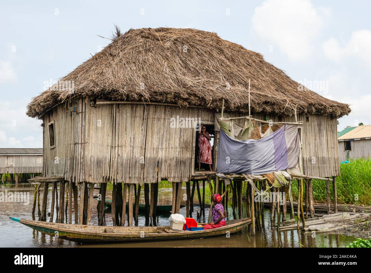 Le Bénin, ville au bord du lac de Ganvié, les femmes parlent ensemble en face d'une maison sur pilotis Banque D'Images