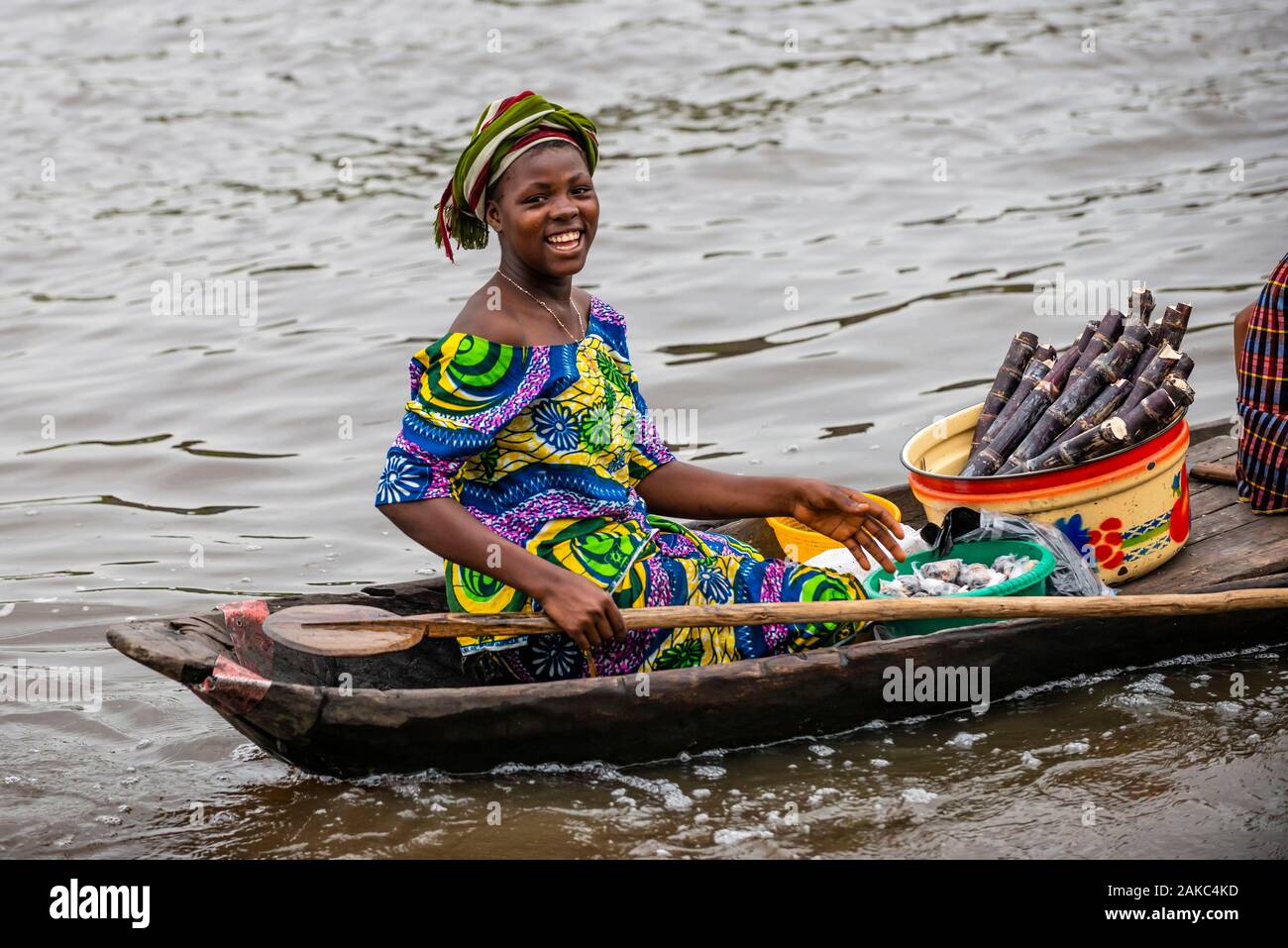 Le Bénin, ville au bord du lac de Ganvié, vendeuse de canne à sucre Banque D'Images