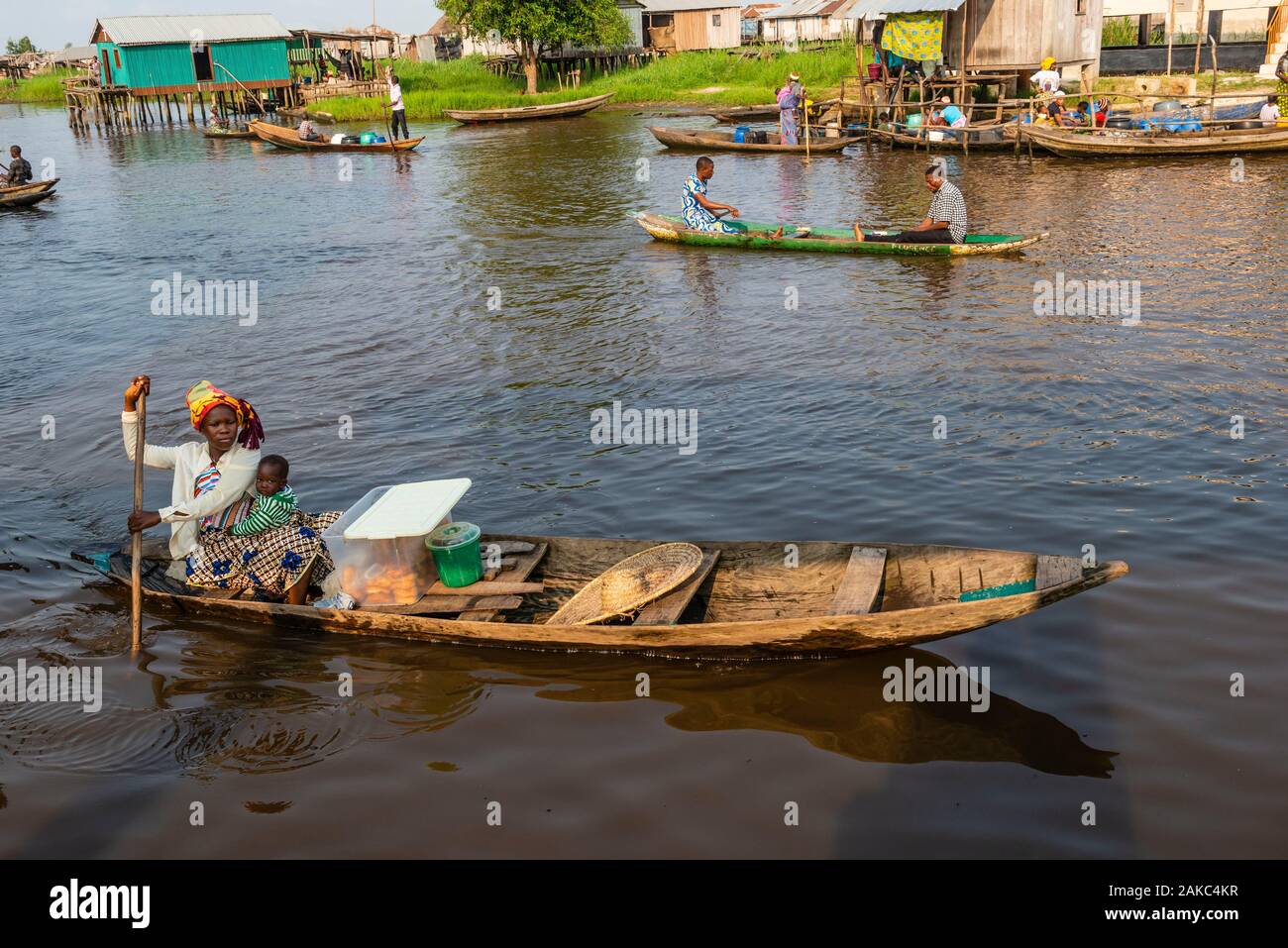 Le Bénin, ville au bord du lac de Ganvié, donut shop femme sur son étang Banque D'Images