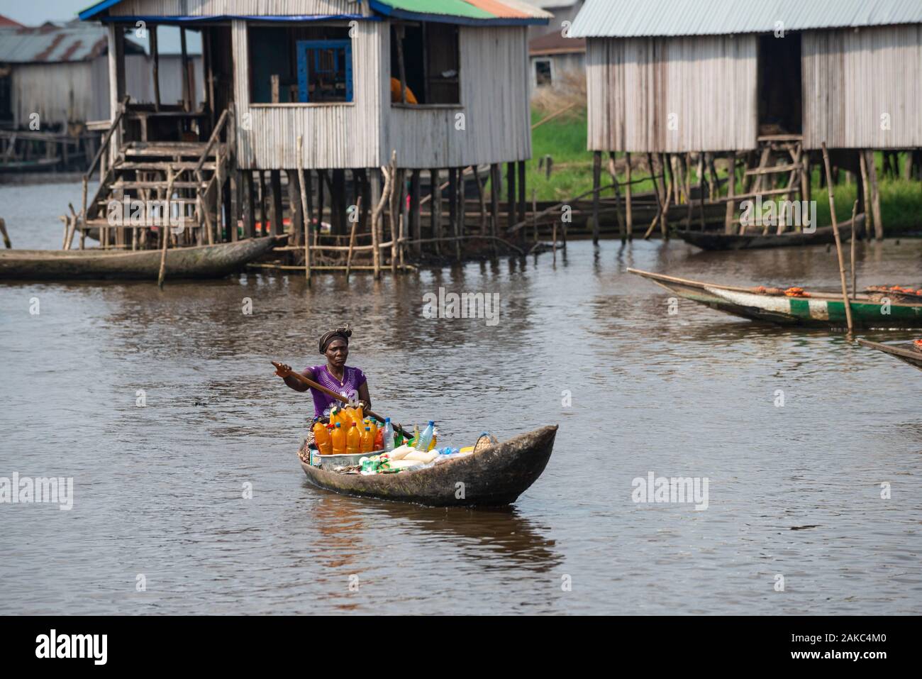 Le Bénin, ville au bord du lac de Ganvié, boire boutique femme sur son étang Banque D'Images