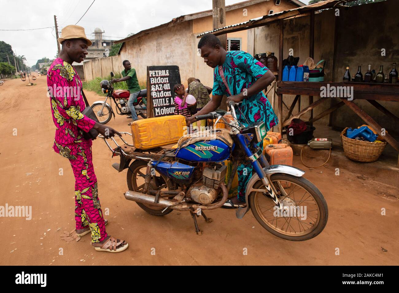 Le Bénin, Ouidah, passeur de l'essence sur la route au Nigeria afin de prendre un peu de l'essence moins cher Banque D'Images