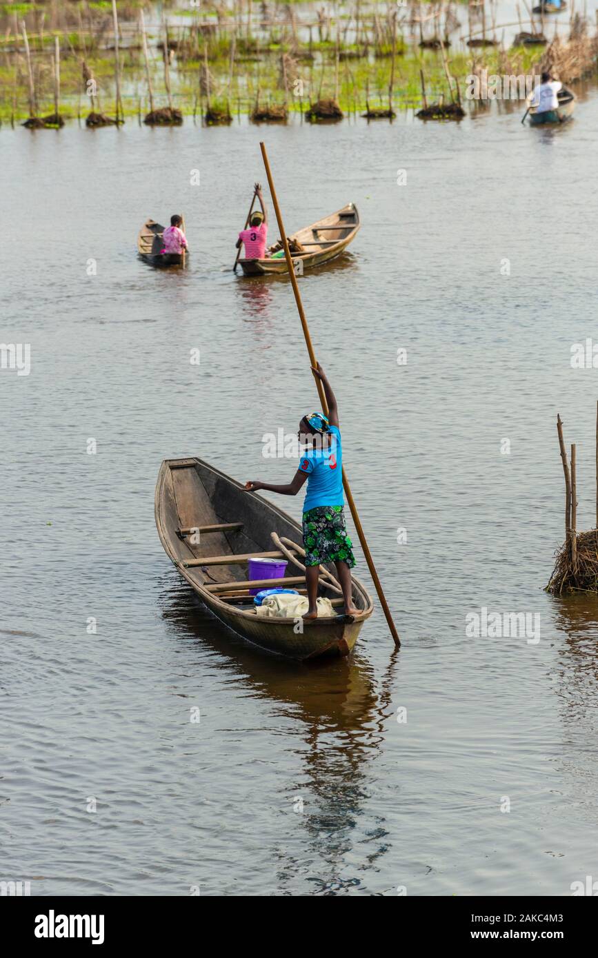 Le Bénin, ville au bord du lac de Ganvié, habitants du centre-ville en bateau Banque D'Images