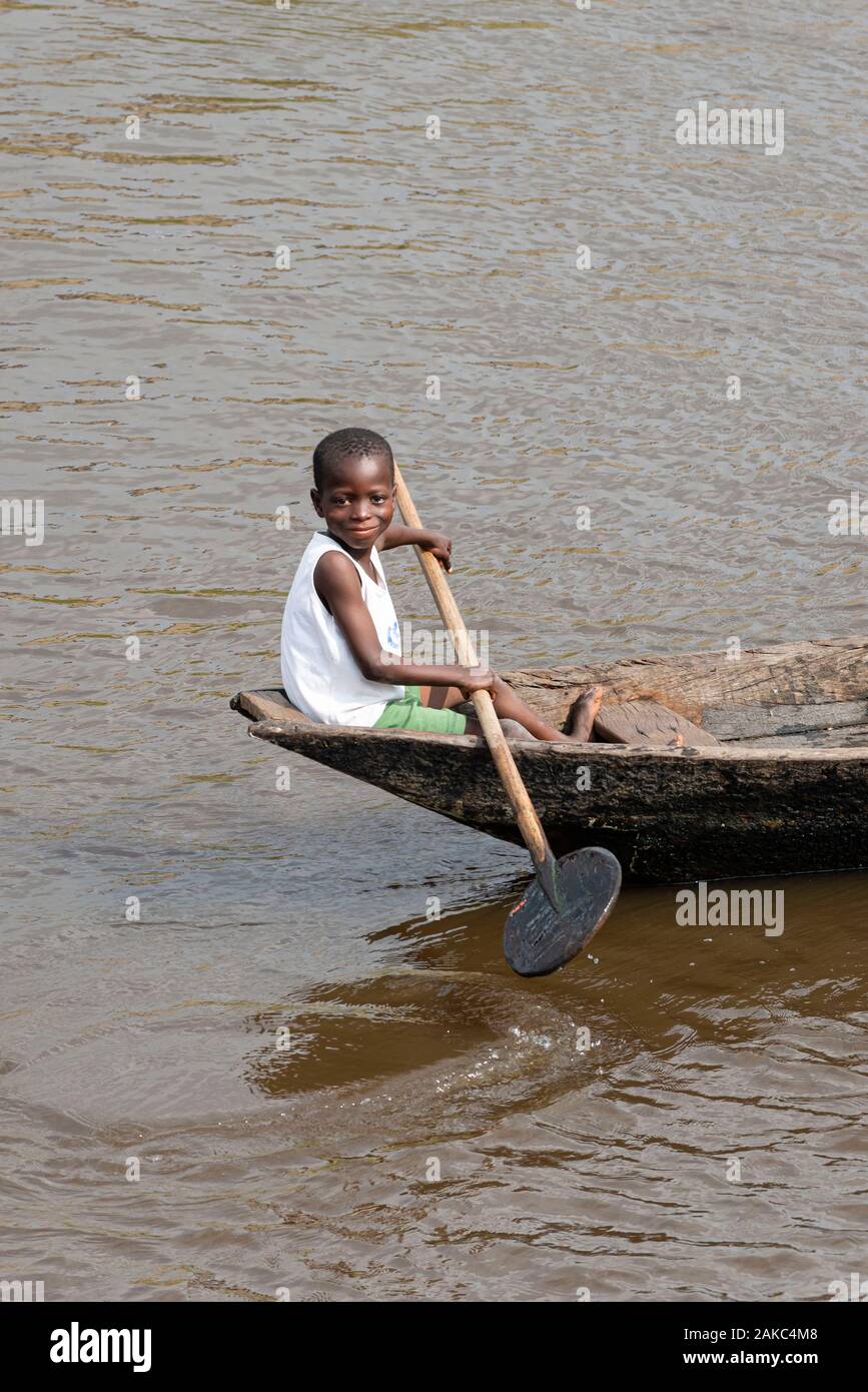 Le Bénin, ville au bord du lac de Ganvié, enfant dans son étang Banque D'Images