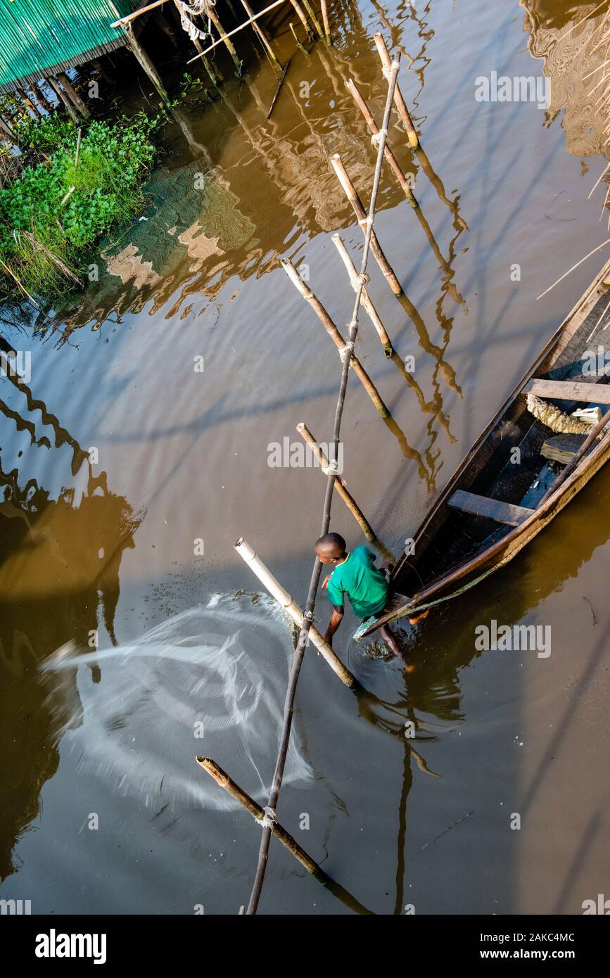 Le Bénin, ville au bord du lac de Ganvié, enfant, à lancer son filet de pêche Banque D'Images