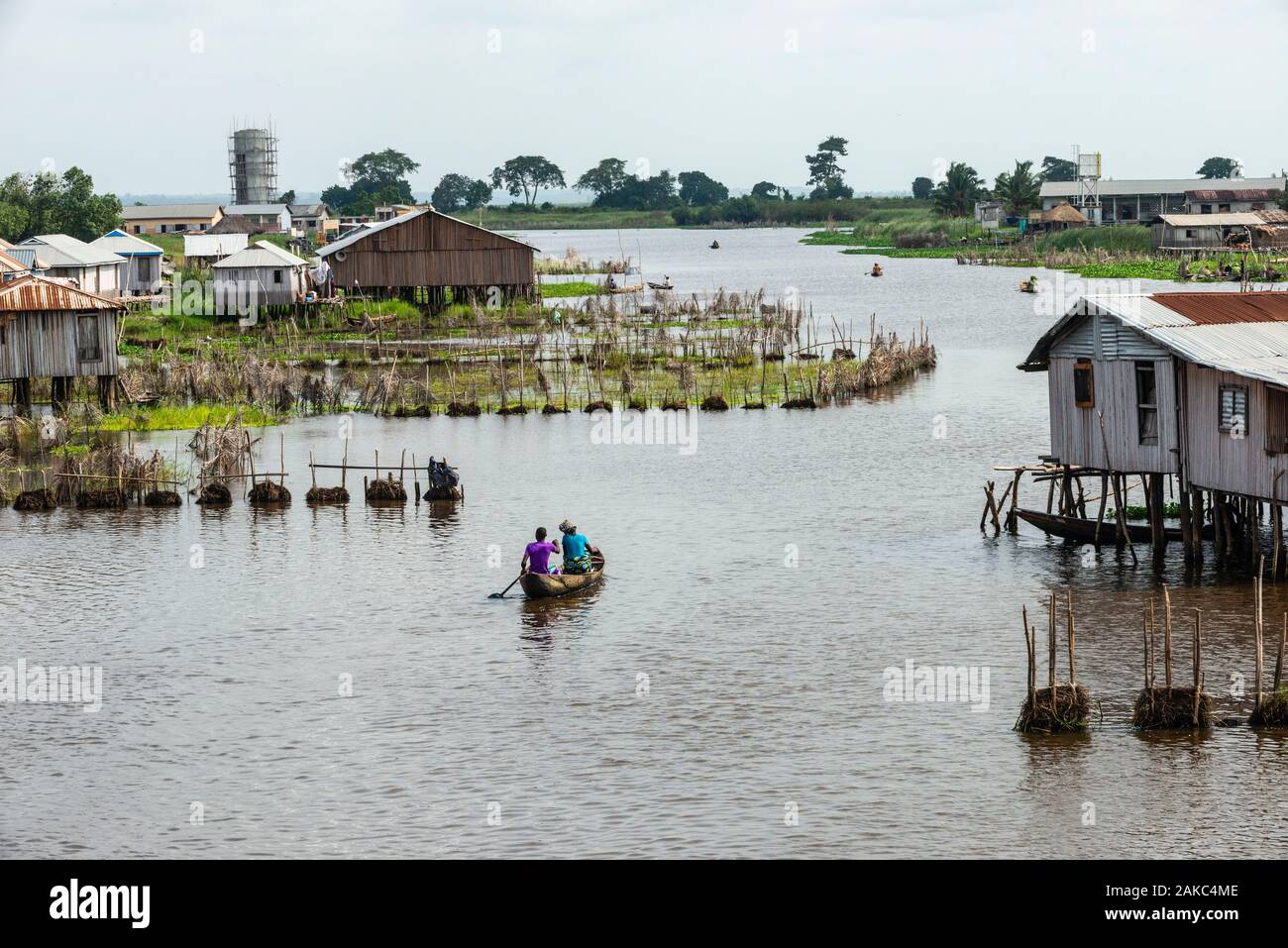 Le Bénin, ville au bord du lac de Ganvié, habitants du centre-ville en bateau Banque D'Images